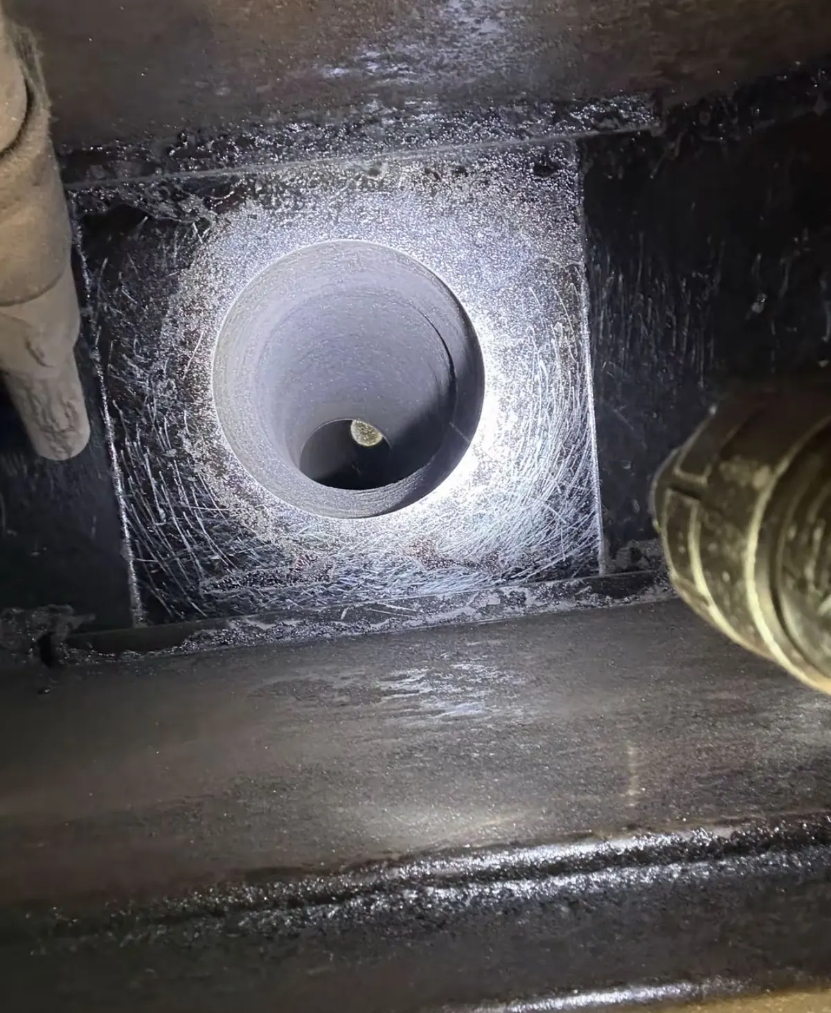 Conduit de cheminée propre et brillant après ramonage mécanique dans le Loiret