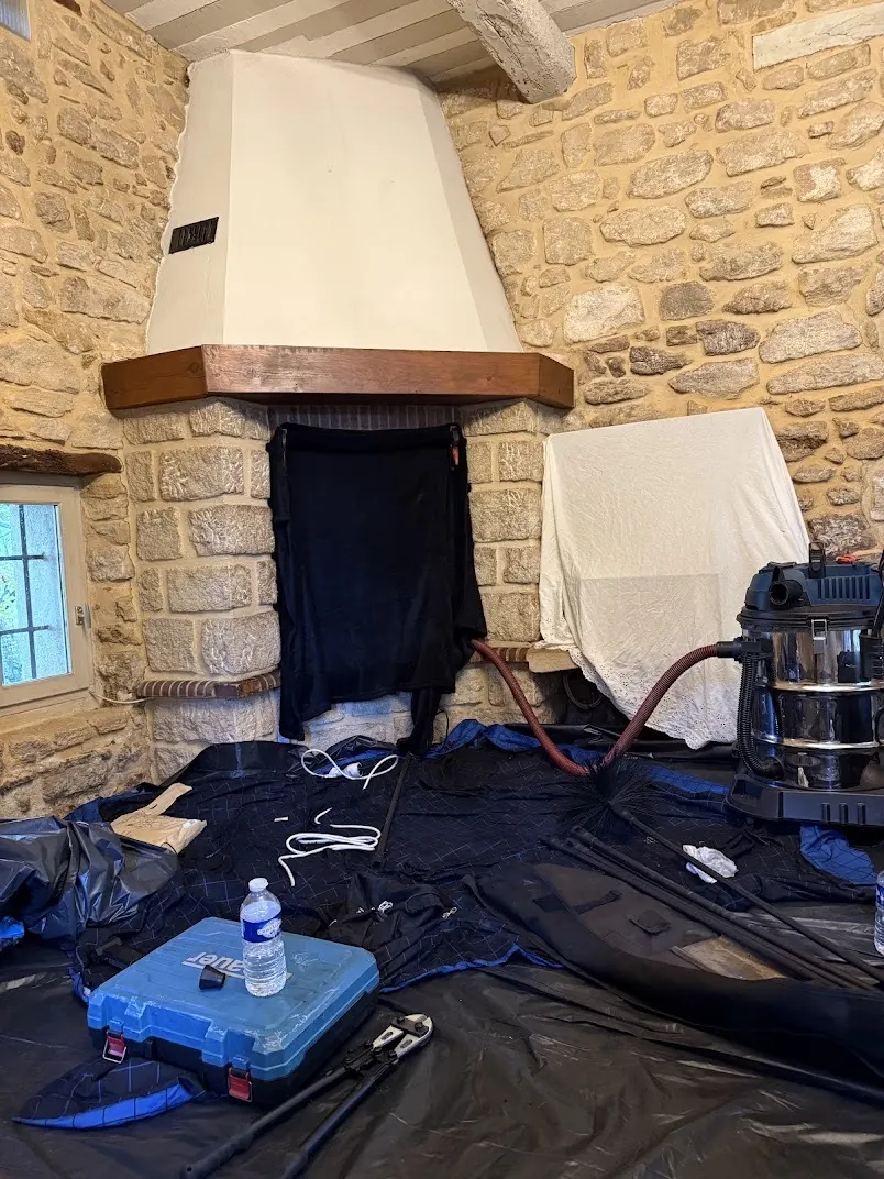 Protection bâchée du chantier de ramonage dans une maison en pierre du Gâtinais