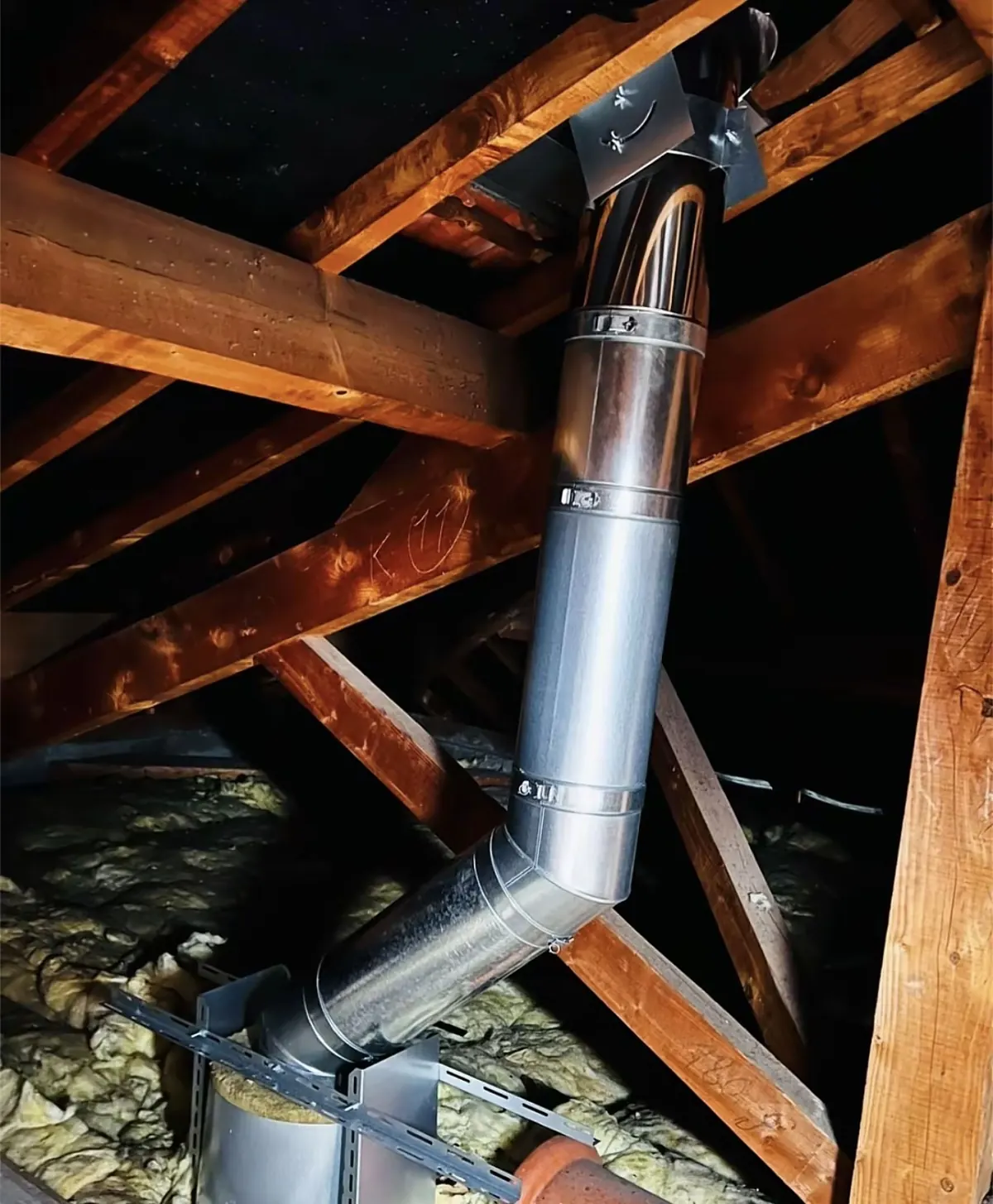 Tubage inox double paroi installé dans les combles d'une maison du Loiret