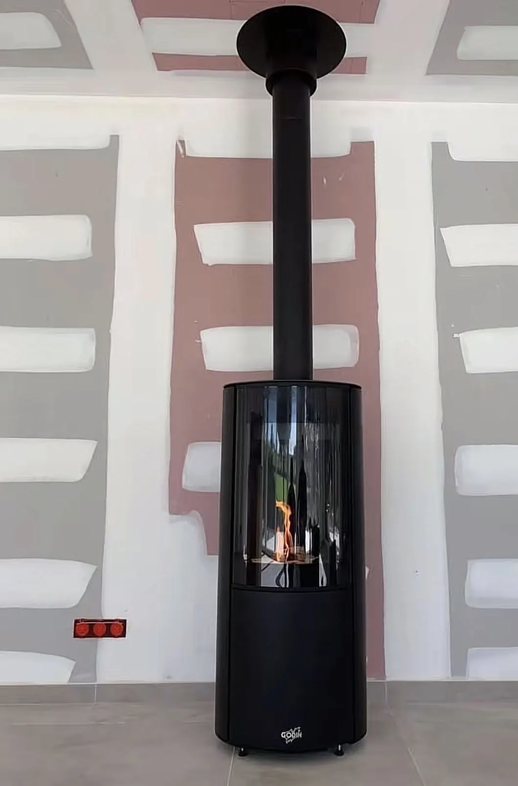 Installation d'un poêle à bois Godin cylindrique dans le Loiret