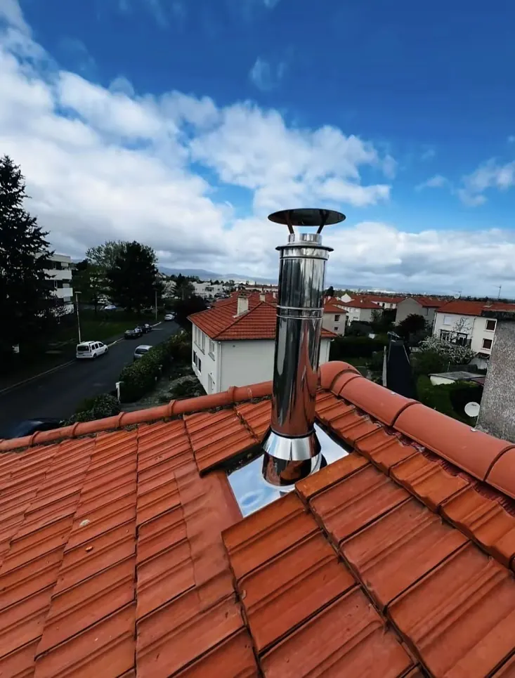Sortie de tubage inox neuve sur toiture tuiles à Orléans