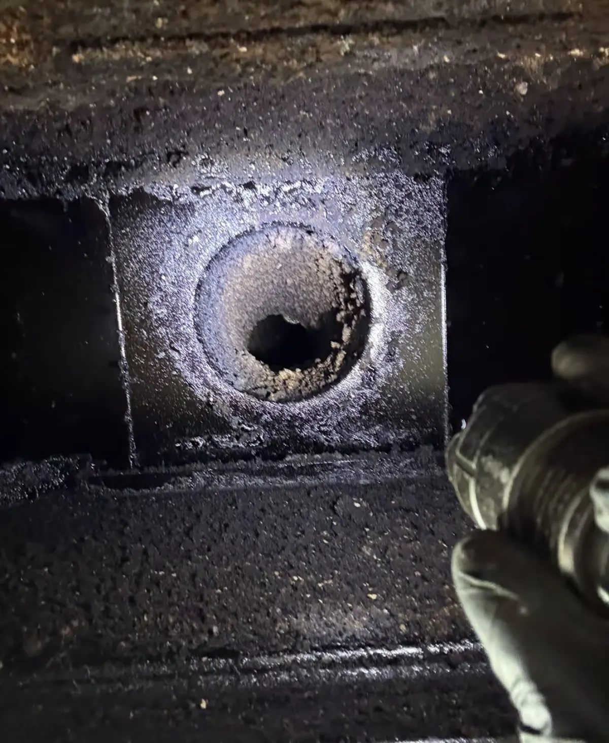 Conduit de cheminée encrassé par la suie et le bistre, avant ramonage à Orléans